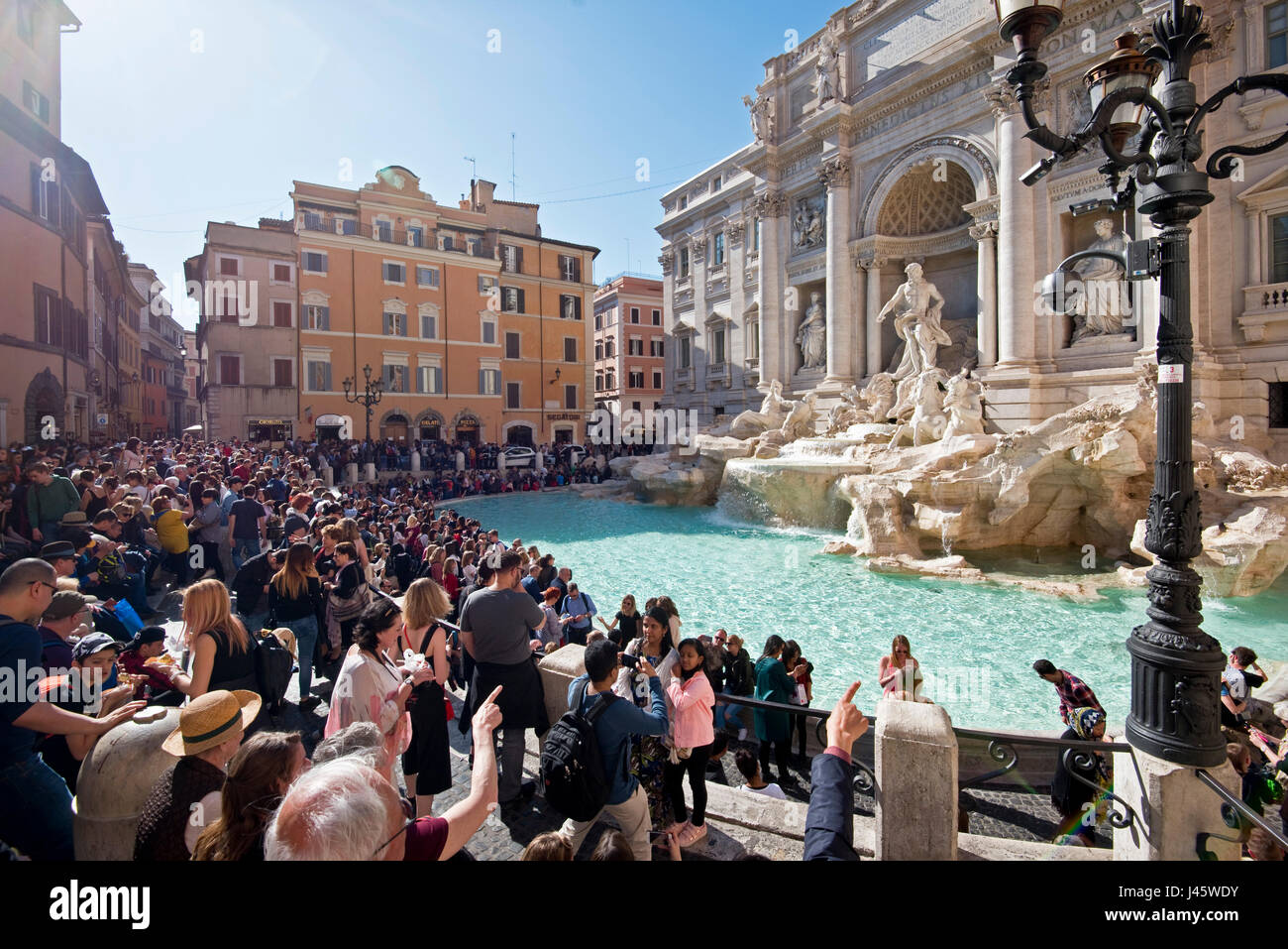 La fontaine de Trevi "Fontana di Trevi à Rome avec des foules de touristes et de visiteurs sur une journée ensoleillée avec ciel bleu. Banque D'Images