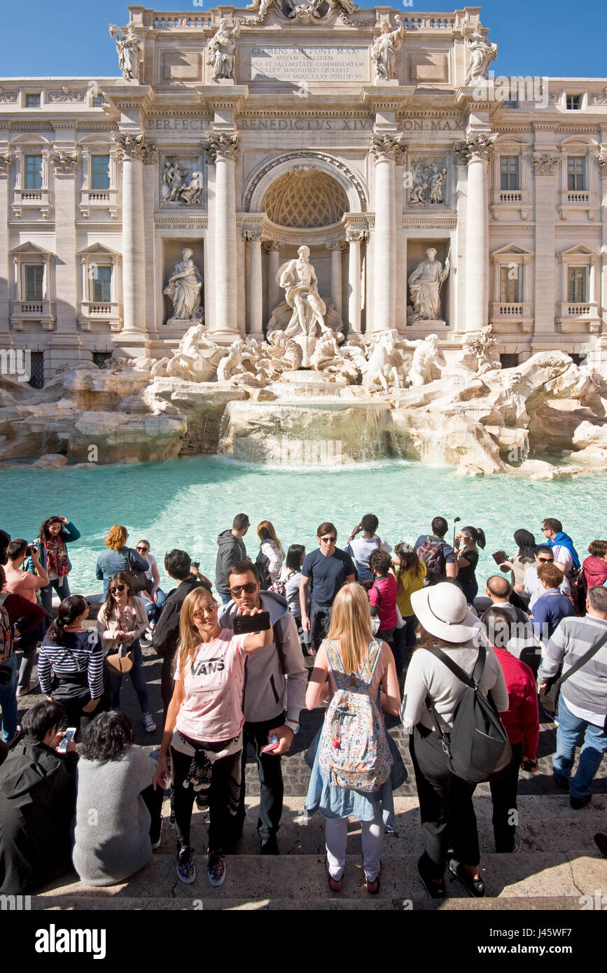 La fontaine de Trevi "Fontana di Trevi à Rome avec des foules de touristes et de visiteurs de prendre des photos, posant et autoportraits sur une journée ensoleillée avec ciel bleu. Banque D'Images