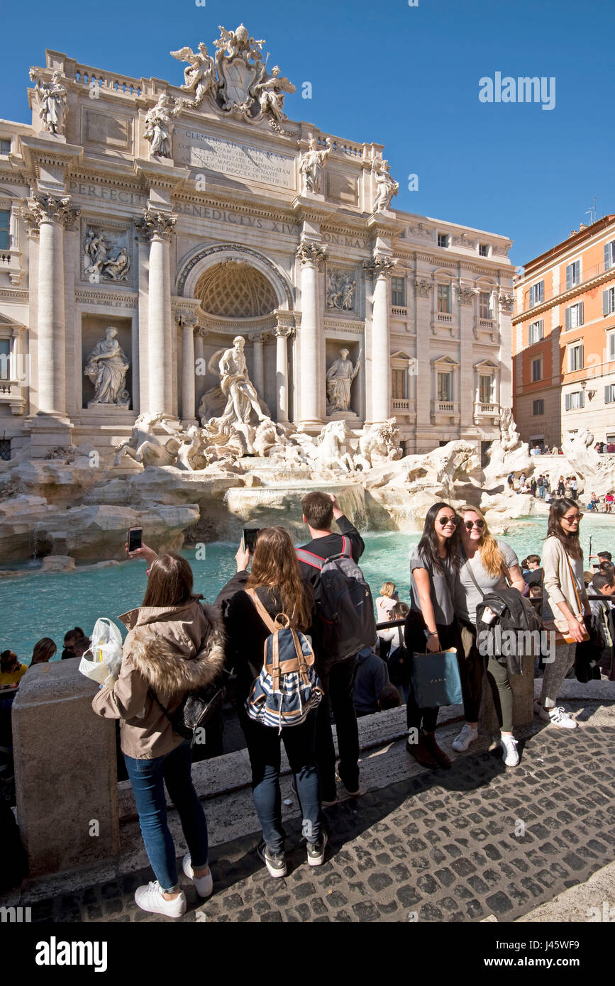 La fontaine de Trevi "Fontana di Trevi à Rome avec des foules de touristes et de visiteurs de prendre des photos, posant et autoportraits sur une journée ensoleillée avec ciel bleu. Banque D'Images