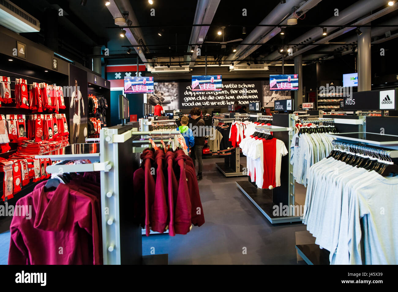 Boutique du club de football Ajax Amsterdam Arena sur l'intérieur, Pays-Bas  Photo Stock - Alamy