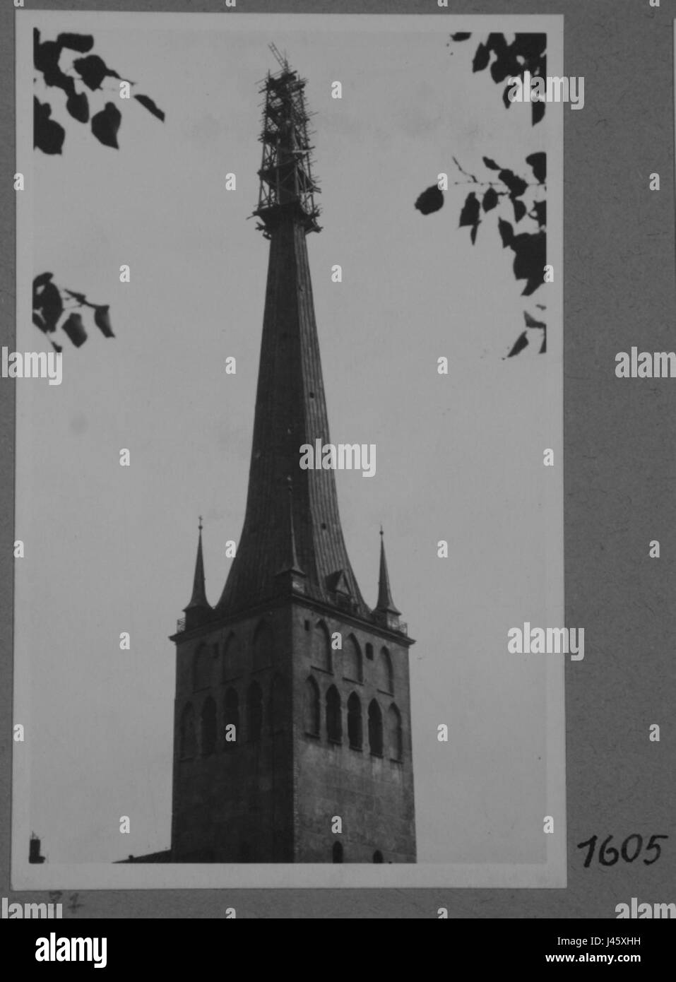 Il s'agit de la Tour de l'église Oleviste, un monument historique à Tallinn, Estonie, avec la notation supplémentaire faisant probablement référence à des éléments catalogués ou à des mesures spécifiques liées à son étude. Banque D'Images Il s'agit de la Tour de l'église Oleviste, un monument historique à Tallinn, Estonie, avec la notation supplémentaire faisant probablement référence à des éléments catalogués ou à des mesures spécifiques liées à son étude. Banque D'Images