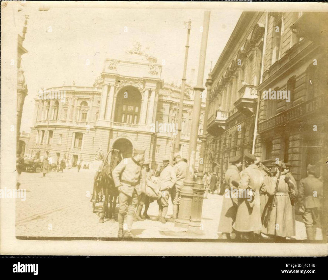 Ce titre fait référence à une scène de rue à Odessa, en Ukraine, à l'époque de l'intervention française en 1919, qui s'inscrivait dans le contexte plus large des conflits et révolutions de l'après-guerre en Europe de l'est. Banque D'Images
