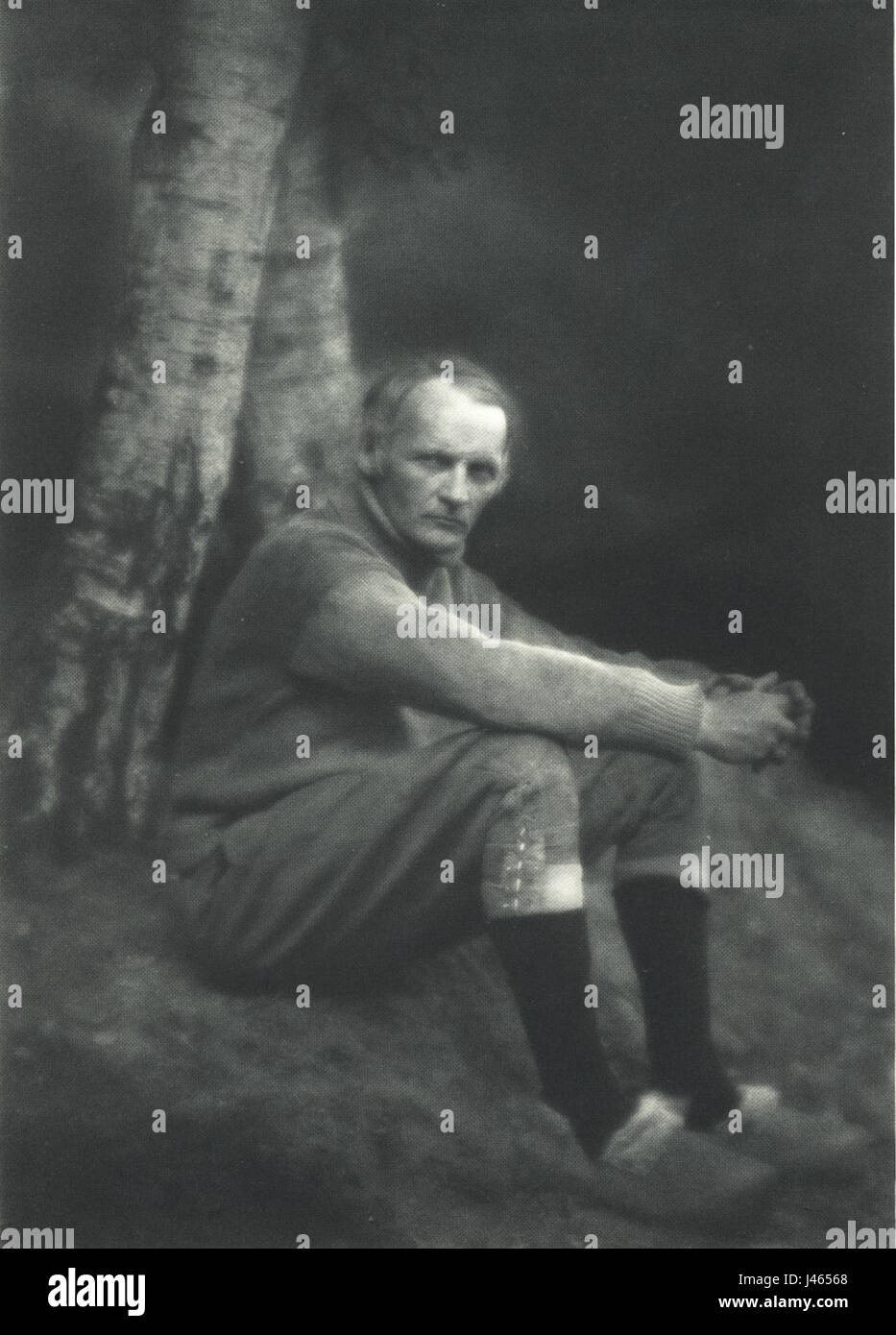 Cela fait probablement référence à une photographie de Nicola Perscheid de Heinrich Vogeler, un artiste allemand du début du XXe siècle. Vogeler était connu pour son travail dans l'expressionnisme et les mouvements artistiques au cours de cette période. Banque D'Images