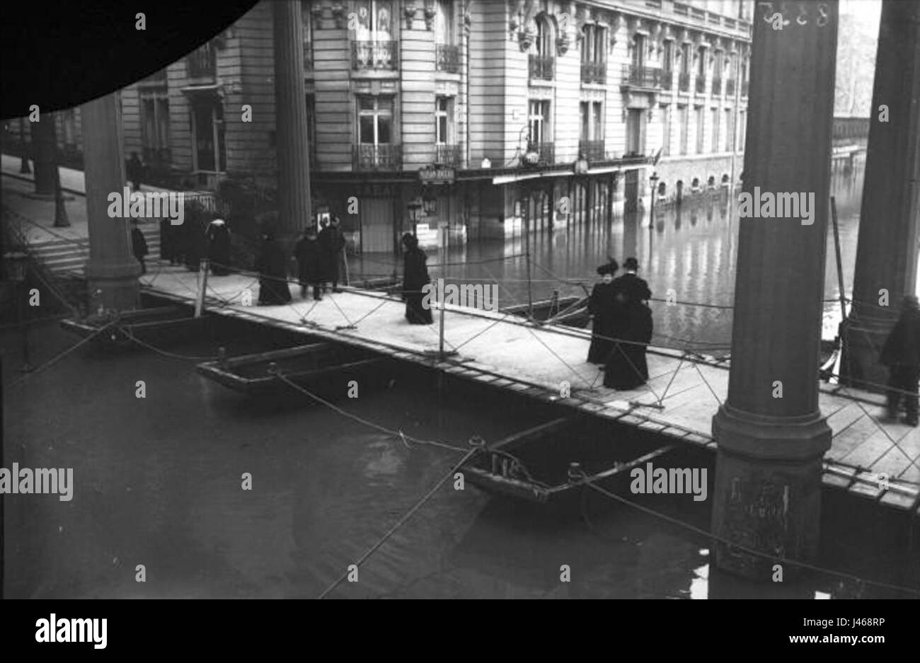 L'inondation de 1910 à Paris a causé des dommages importants, en particulier le long du quai de Passy, où la Seine a débordé, submergeant les rues et les bâtiments voisins. Cet événement est l'une des inondations les plus graves de l'histoire de Paris. Banque D'Images L'inondation de 1910 à Paris a causé des dommages importants, en particulier le long du quai de Passy, où la Seine a débordé, submergeant les rues et les bâtiments voisins. Cet événement est l'une des inondations les plus graves de l'histoire de Paris. Banque D'Images