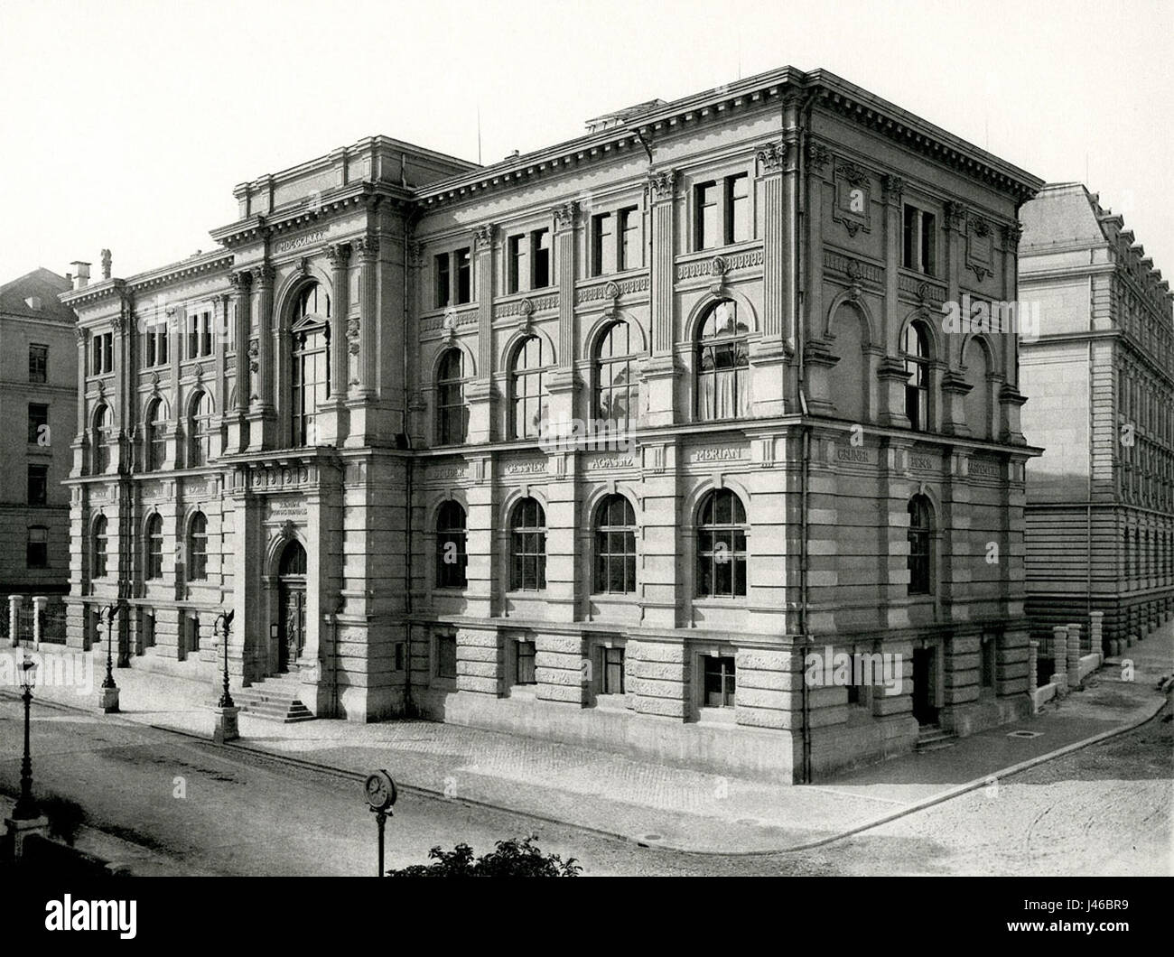 Le Naturhistorisches Museum de Berne, créé en 1895, présente une variété d'expositions sur l'histoire naturelle, y compris la paléontologie, la zoologie et la géologie, et sert de centre éducatif pour la recherche scientifique et la sensibilisation du public. Banque D'Images