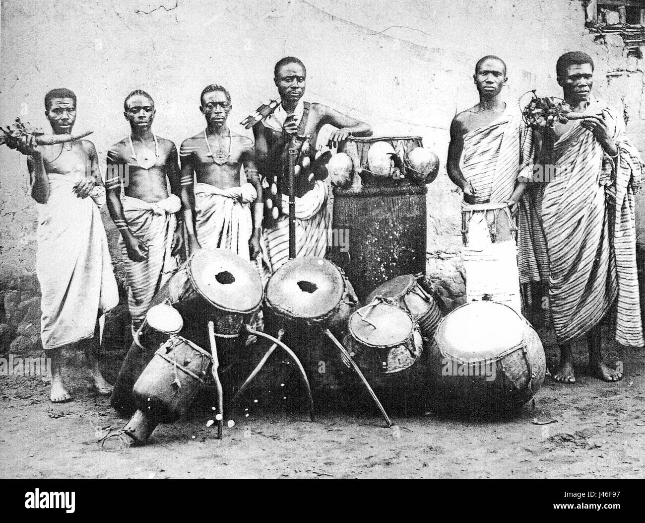 Orchester Okyenhene peut faire référence à un ensemble musical ou à une performance associée à l'Okyenhene, un chef traditionnel du Ghana. L'orchestre pourrait refléter la musique culturelle ou cérémonielle. Banque D'Images