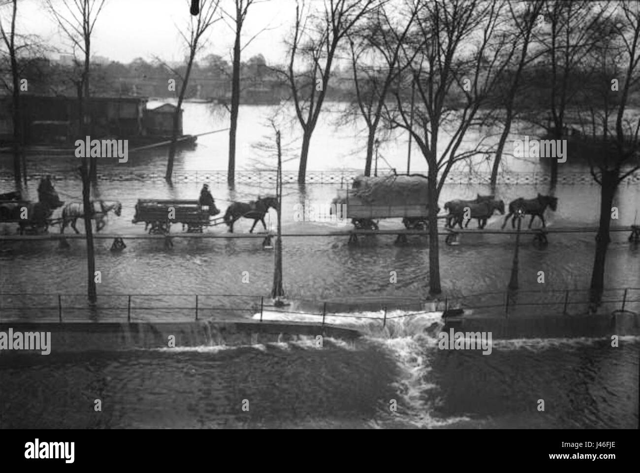 Les inondations de Paris en 1910 ont causé des dégâts considérables, en particulier dans la zone portuaire près de la Gare. Les fortes pluies ont submergé la Seine, entraînant des inondations dévastatrices dans toute la ville. Banque D'Images Les inondations de Paris en 1910 ont causé des dégâts considérables, en particulier dans la zone portuaire près de la Gare. Les fortes pluies ont submergé la Seine, entraînant des inondations dévastatrices dans toute la ville. Banque D'Images