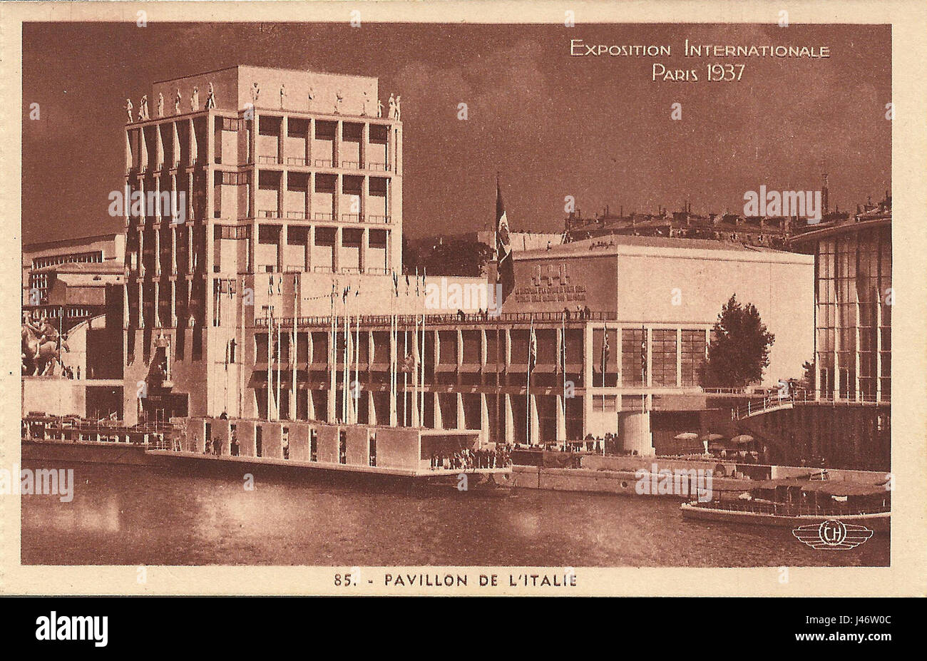 Paris Expo 1937 était une grande exposition internationale organisée à Paris, mettant en valeur les progrès de l'art, de la culture et de la technologie. La carte postale capture un morceau de l'événement emblématique, marquant un moment important dans l'histoire culturelle de la ville. Banque D'Images