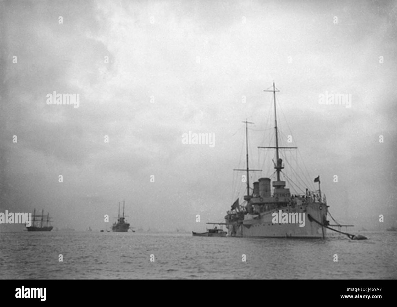 Cette image montre des représentations historiques des navires de Vasco da Gamaâ€™ et de la figure mythologique Adamastor, mêlant histoire d'exploration et légende portugaise. Banque D'Images