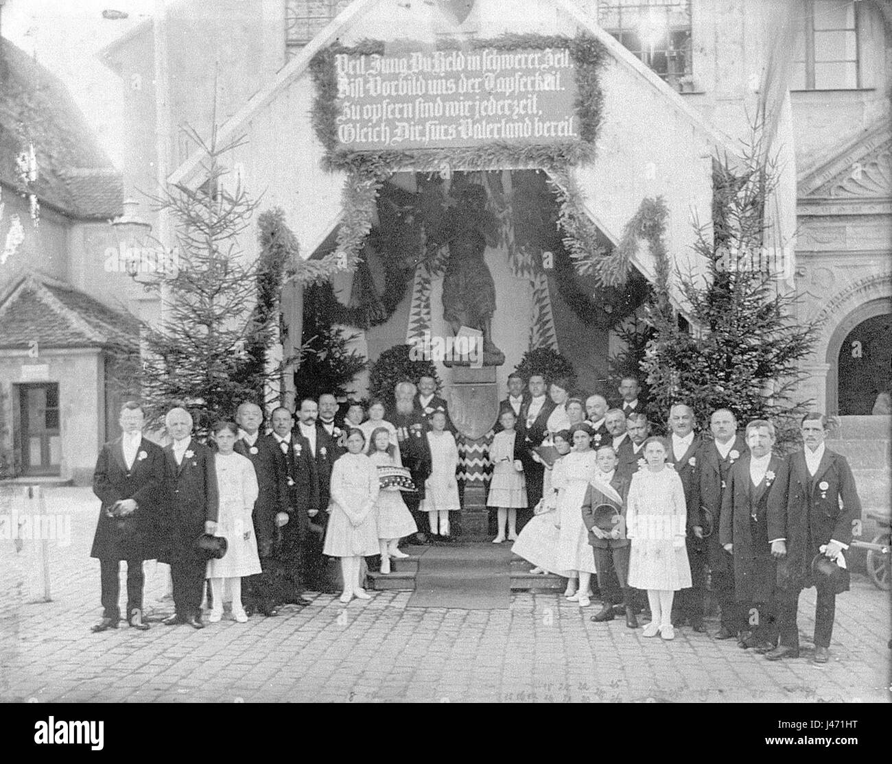 Le Neumarkt Rathaus de 1916 présente la statue de Genagelte Torschmiedstatue, une sculpture frappante qui fait partie du patrimoine architectural de la ville. La statue est remarquable pour son artisanat et son importance historique dans le développement de la ville. Banque D'Images