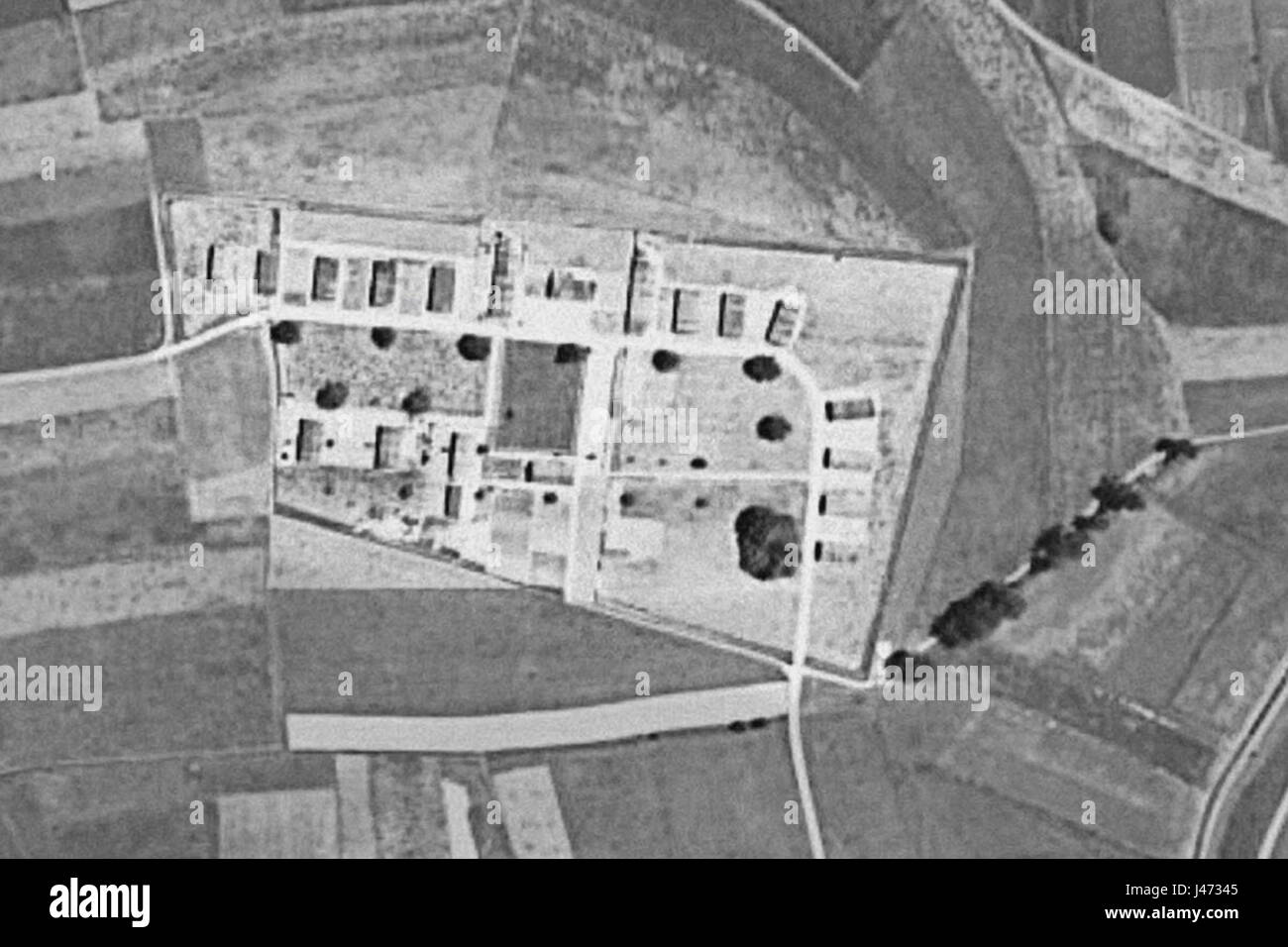 'Notlandung 37 07 Wauwilermoos Luftaufnahme' est une photographie aérienne d'un champ à Wauwilermoos, en Suisse. L'image montre la zone entourant une zone militaire ou une zone d'atterrissage d'urgence, fournissant un aperçu de la disposition spatiale et du paysage environnant. Banque D'Images