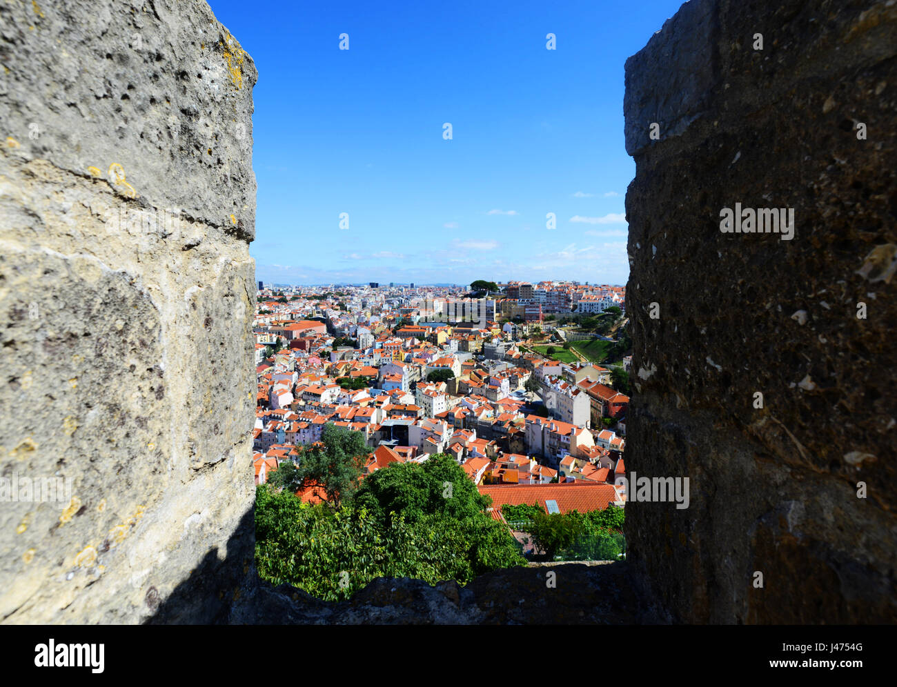 Regardant vers le bas sur le centre historique de Lisbonne du château São Jorge. Banque D'Images