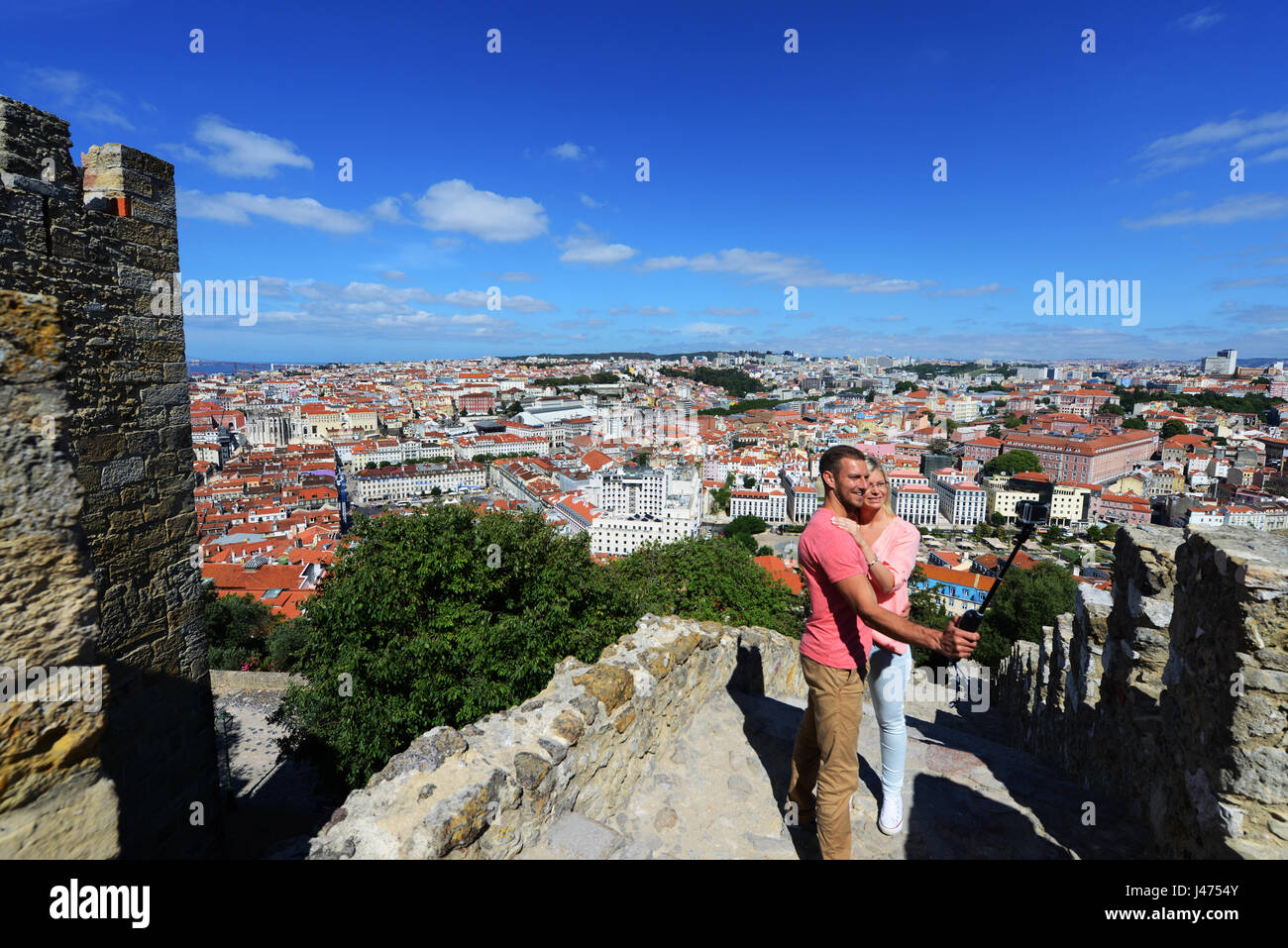 Un couple de prendre un sur selfies haut de Le Château de São Jorge à Lisbonne, Portugal. Banque D'Images