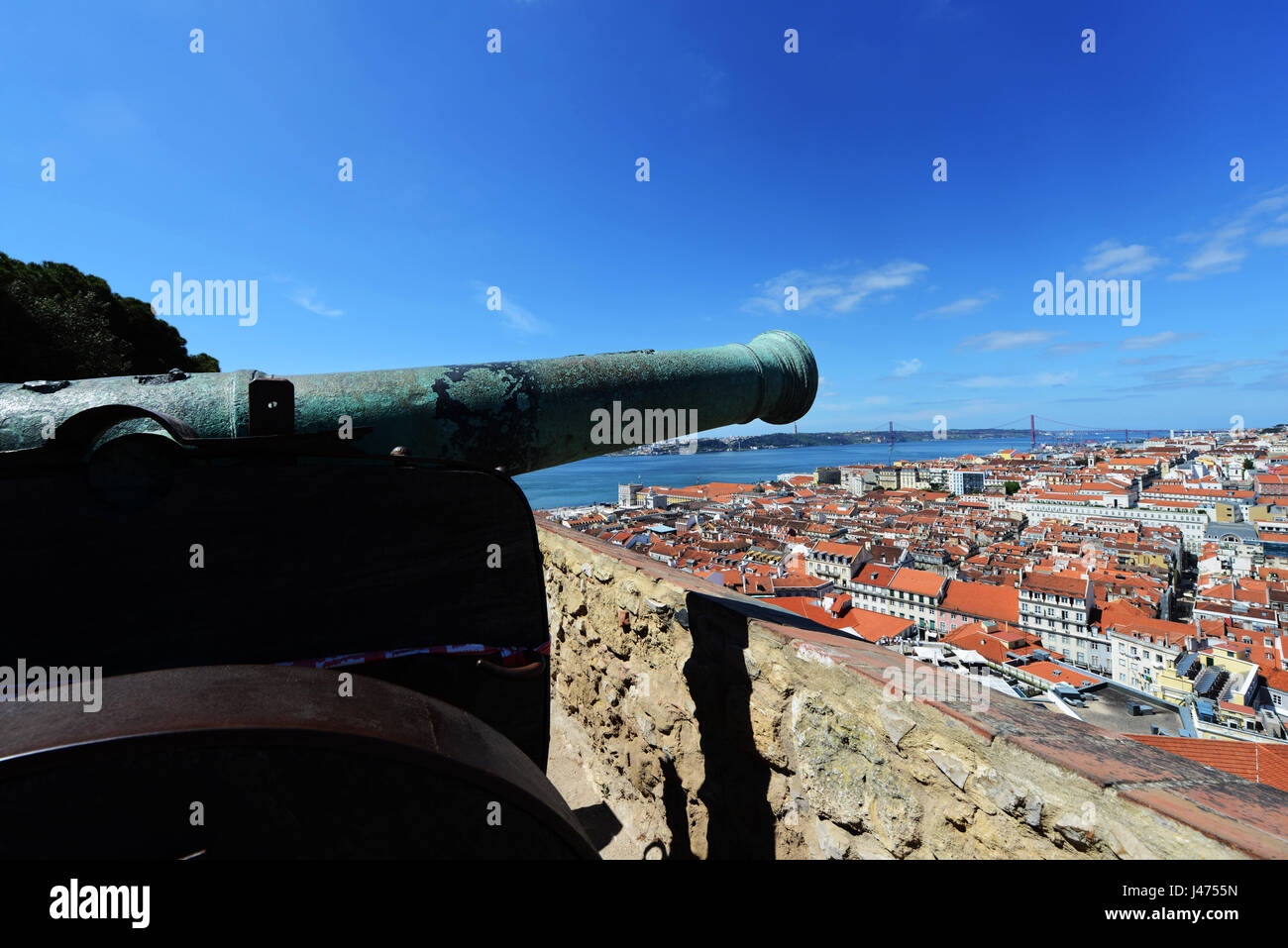 Un canon dans le château São Jorge sur la ville de Lisbonne et le Tage Banque D'Images