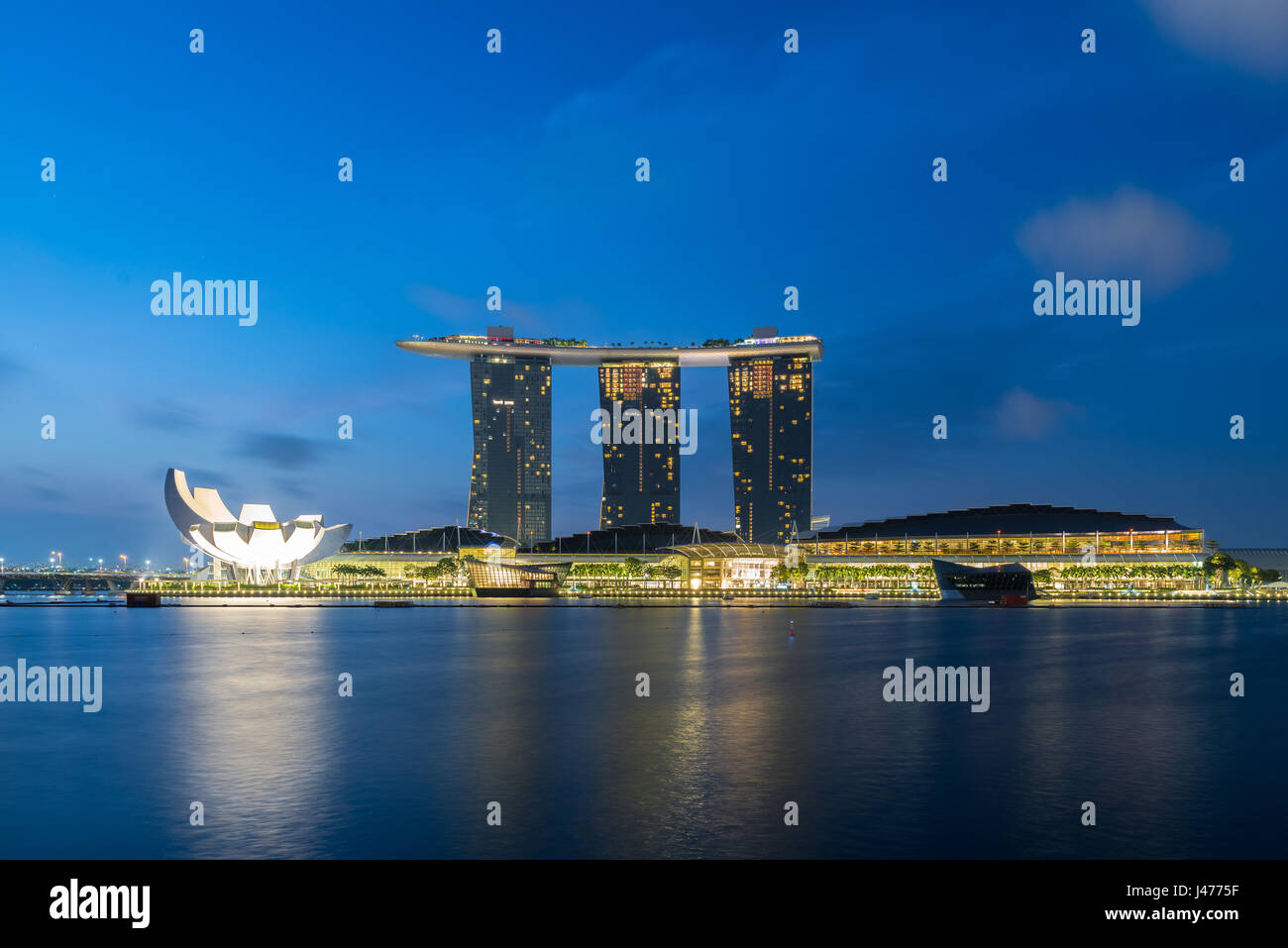 Quartier des affaires de Singapour skyline avant le lever du soleil à Marina Bay, Singapour. Banque D'Images