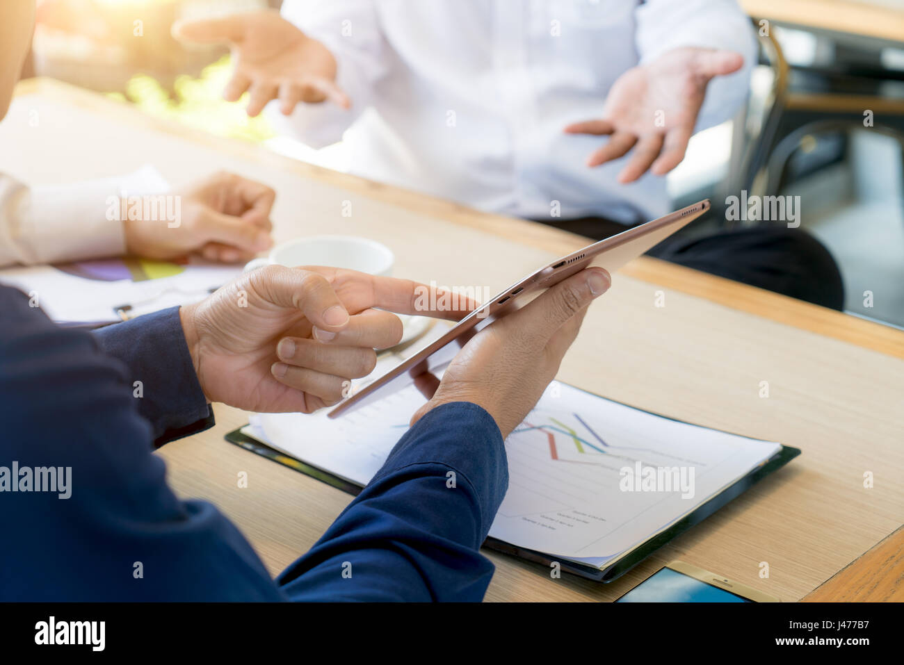 L'équipe d'affaires présents. Investisseur professionnel Photo nouveau projet de travail de démarrage d'entreprise. Finances réunion d'affaires. Ordinateur portable tablette numérique smar Banque D'Images