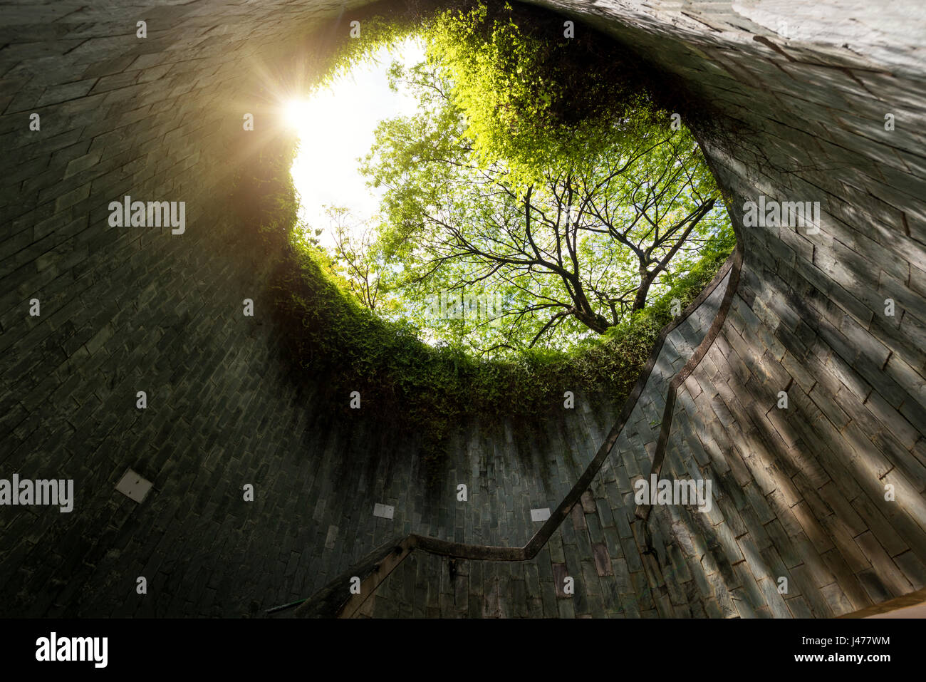 En colimaçon de passage souterrain en tunnel à Fort Canning Park, Singapore Banque D'Images