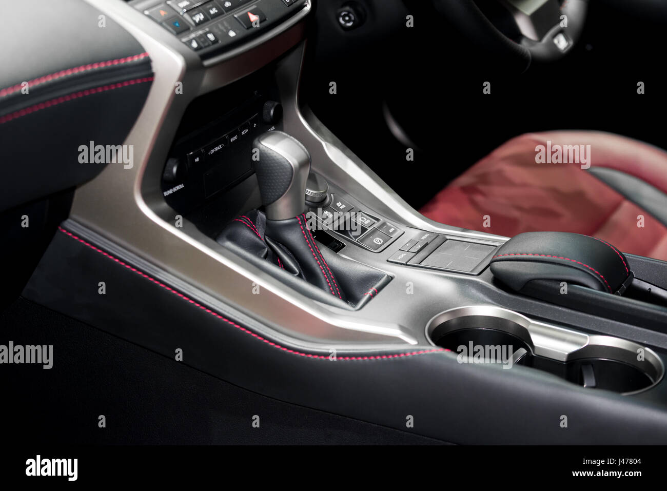 Voiture de luxe rouge Intérieur avec volant, levier de vitesse et la climatisation et contrôle de bouton radio dans... Banque D'Images