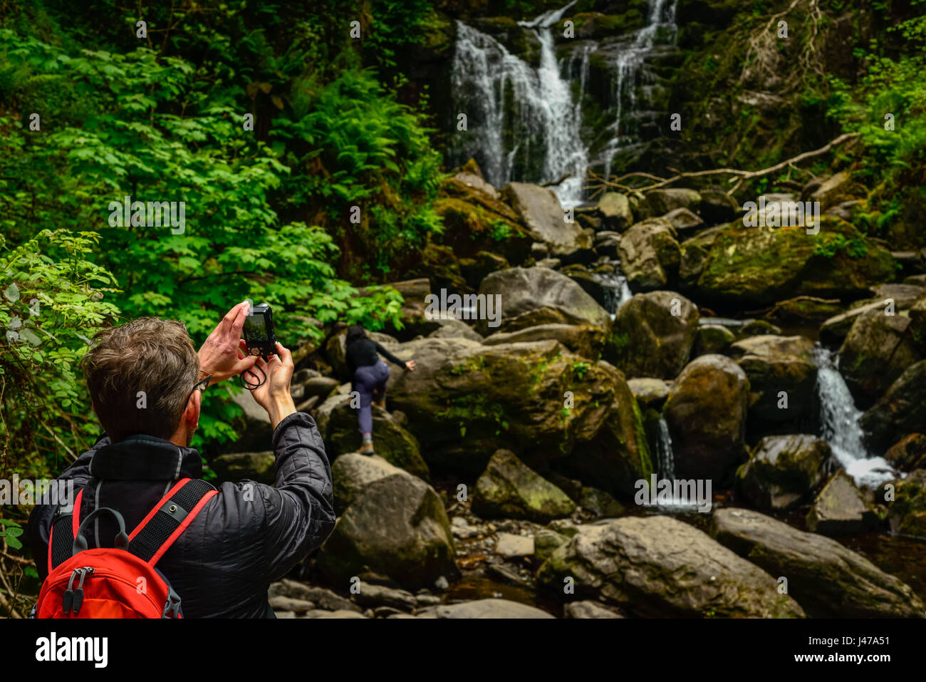Parc national de Killarney et touriste à la cascade de Torc, comté de Kerry, Irlande Banque D'Images