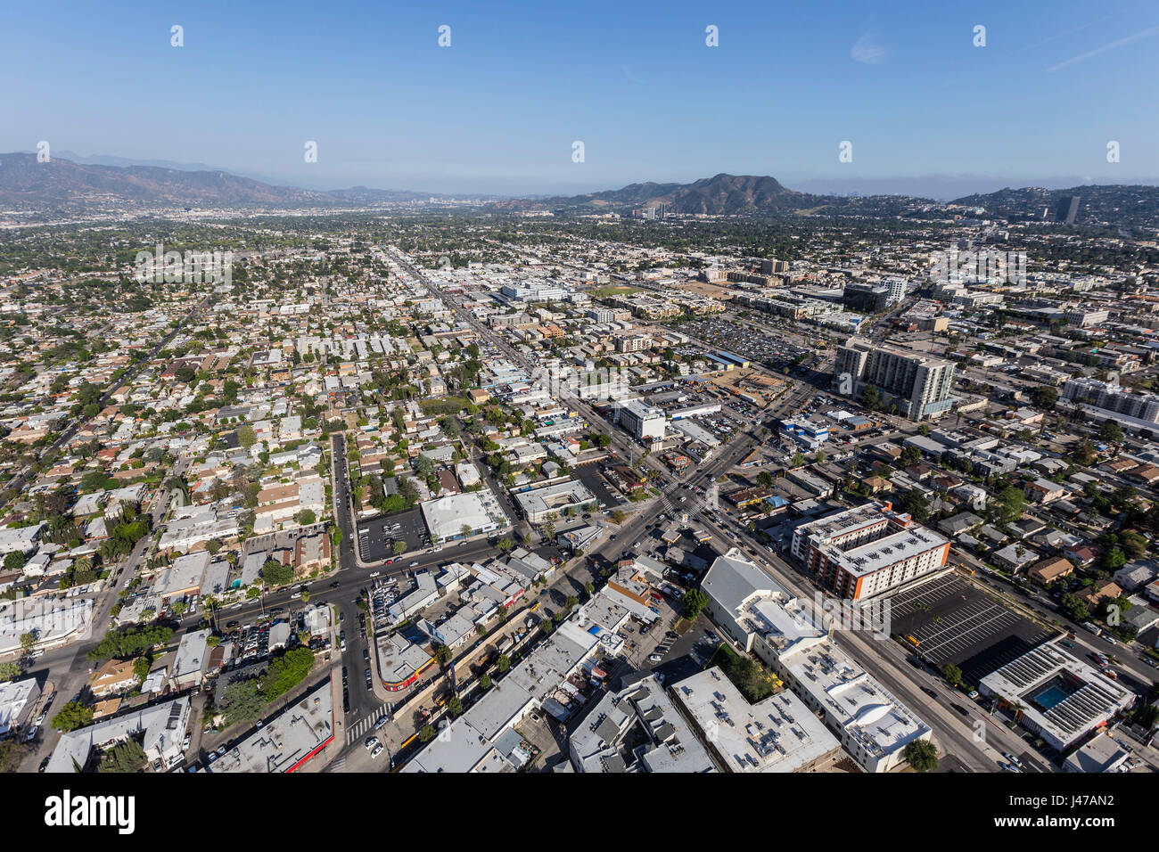 Los Angeles, Californie, USA - 12 Avril 2017 : Vue aérienne de Lankershim Bl et North Hollywood dans la vallée de San Fernando. Banque D'Images
