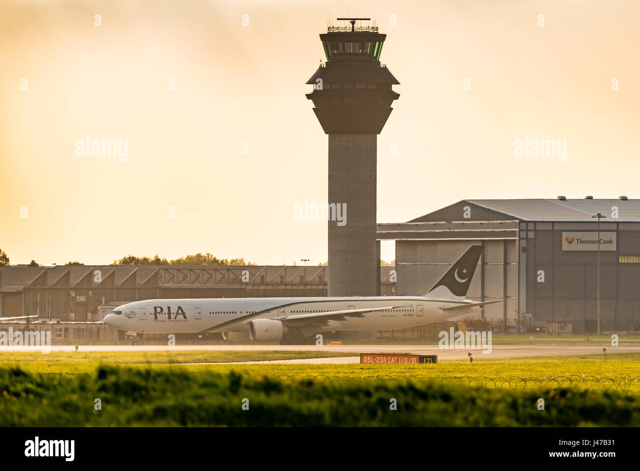 PIA Pakistan International Airways Boeing 777 300ER à l'aéroport de Manchester. Banque D'Images