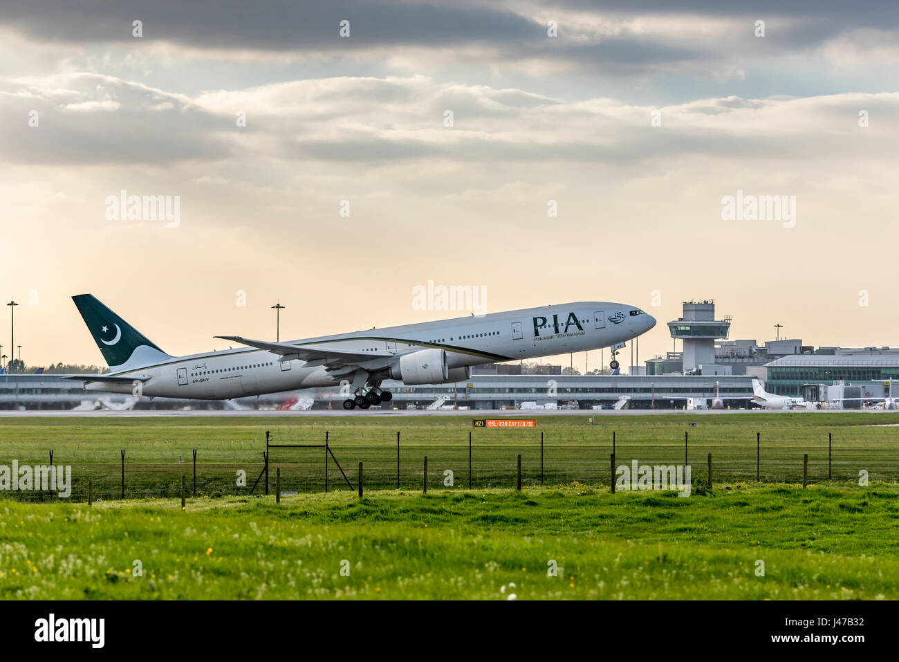 PIA Pakistan International Airways Boeing 777 300ER à l'aéroport de Manchester. Banque D'Images
