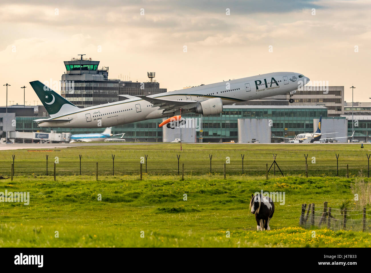 PIA Pakistan International Airways Boeing 777 300ER à l'aéroport de Manchester. Banque D'Images