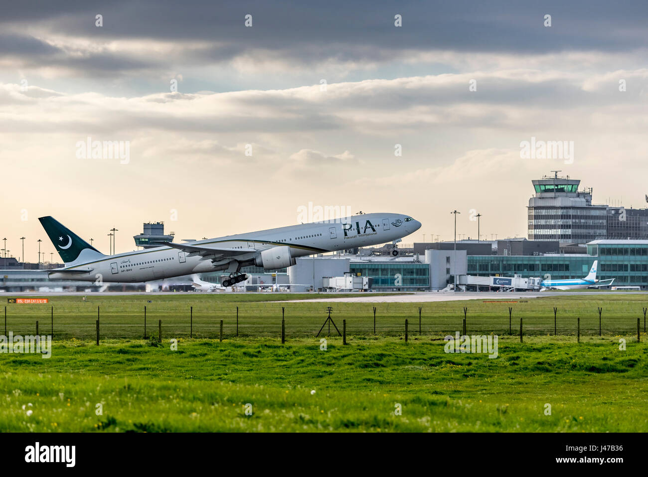PIA Pakistan International Airways Boeing 777 300ER à l'aéroport de Manchester. Banque D'Images