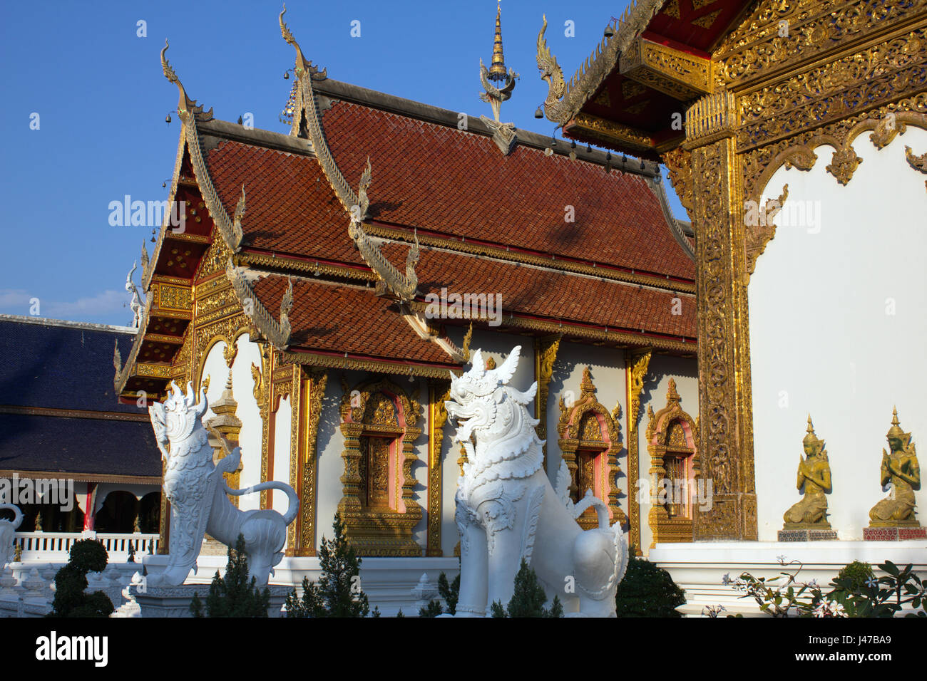 Chiffres lion mythique Singha au temple bouddhiste de Wat Ban Den, Mae Taeng, Chiang Mai, Thaïlande Banque D'Images