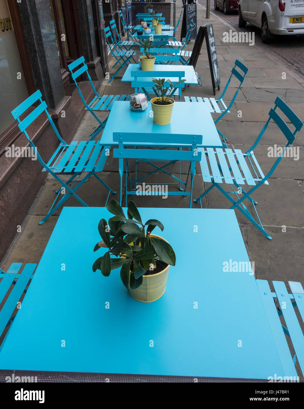 Tables et chaises bleu prêt pour vos clients Banque D'Images