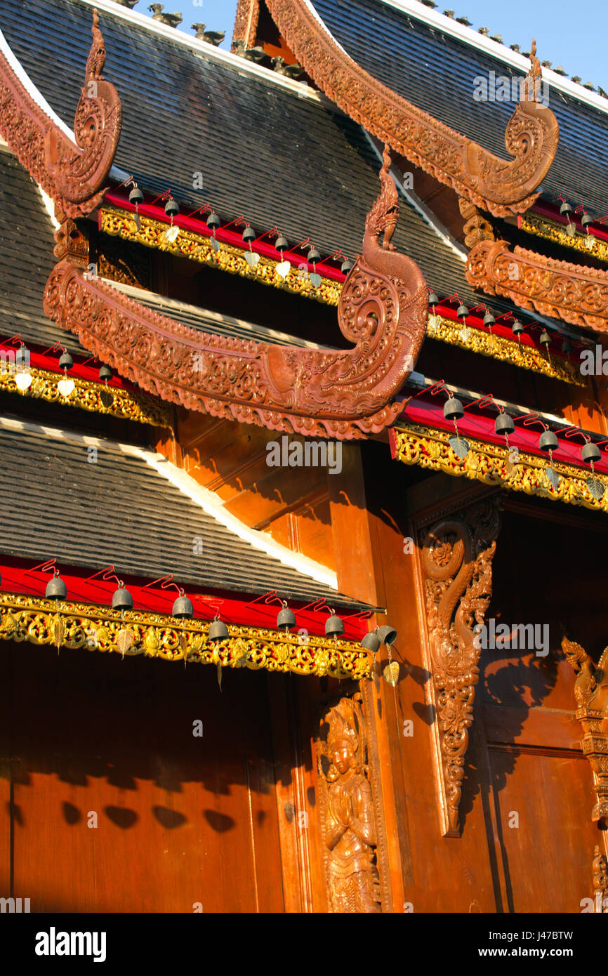 Vue de côté de la magnifique de style Lanna teakwood viharn (sermon hall) au temple bouddhiste de Wat Ban Den, Mae Taeng, Chiang Mai, Thaïlande Banque D'Images