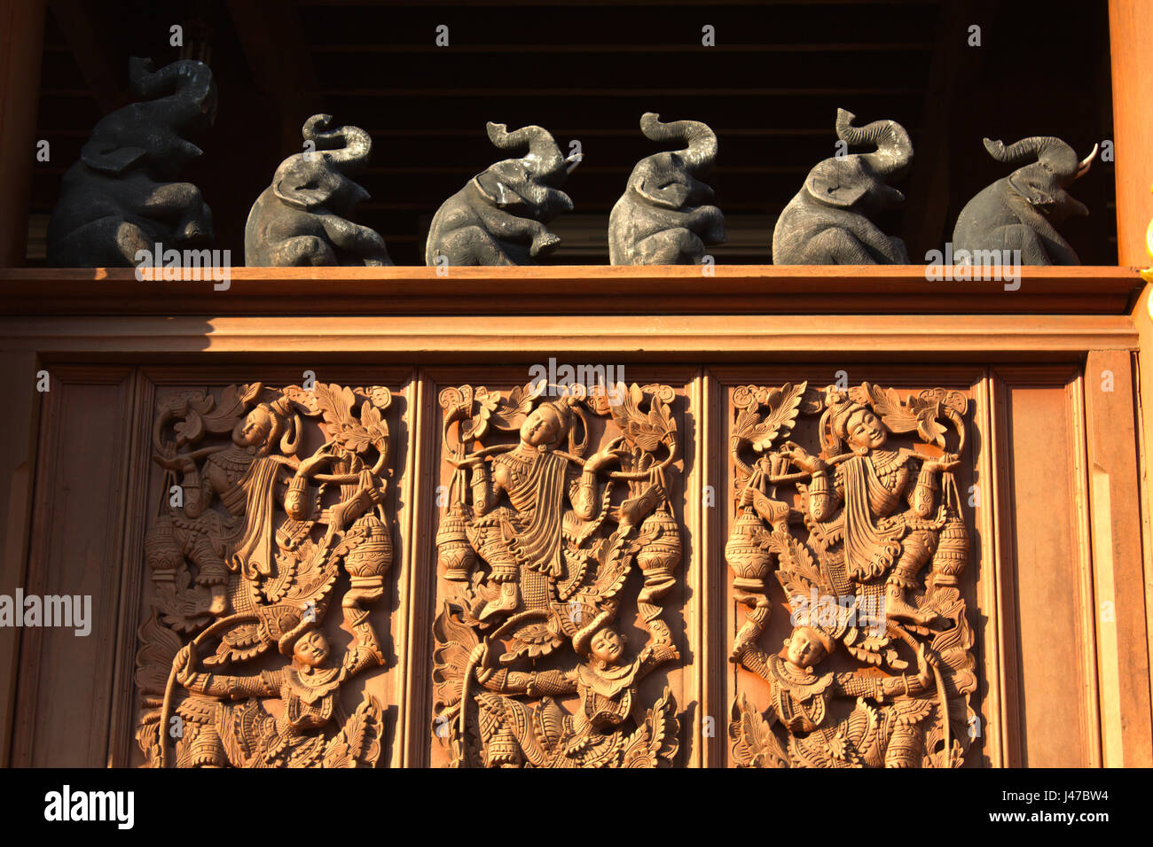 La sculpture sur bois au temple bouddhiste de Wat Ban Den, Mae Taeng, Chiang Mai, Thaïlande Banque D'Images