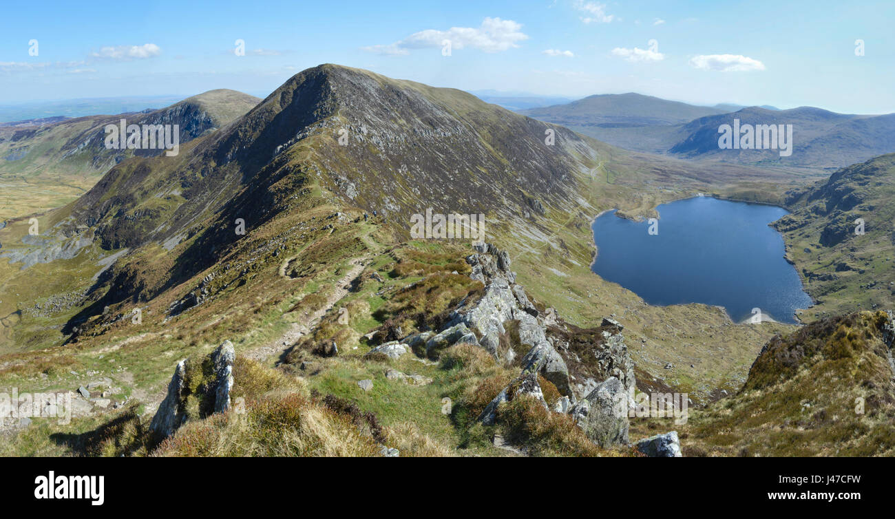 Panorama à SE à travers le Bwlch Eryl Farchog ridge à Pen an Helgi Du, Snowdonia. Avec Ffynnon Llugwy et stylo Llithrig y Wrach en arrière-plan. Banque D'Images