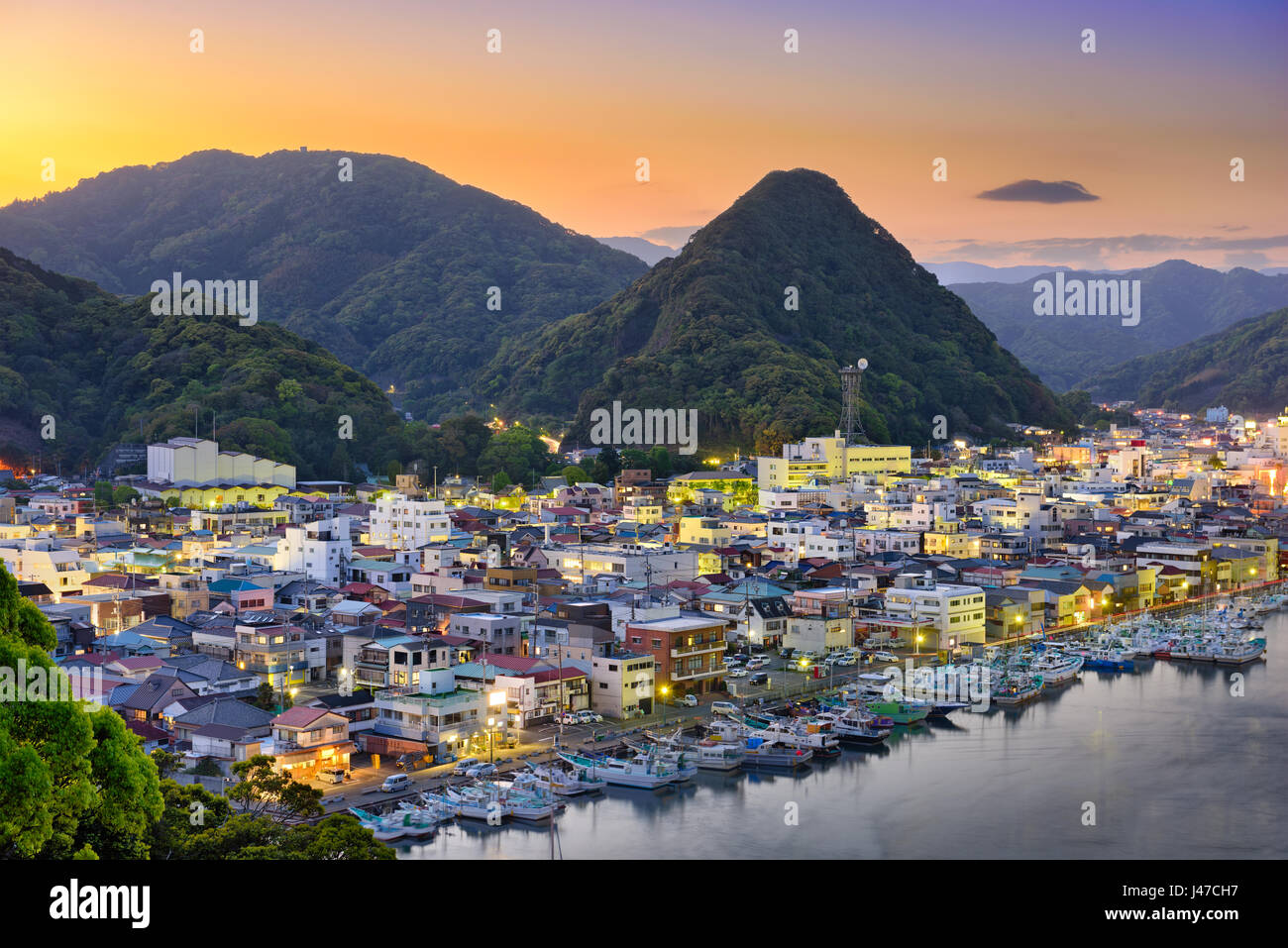 Shimoda, Japon ville Skyline au crépuscule sur la péninsule d'Izu. Banque D'Images