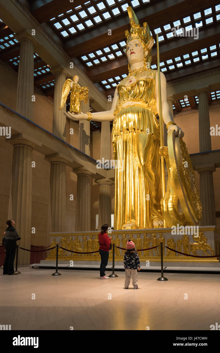 Or énorme hommage à la statue d'Athéna Parthenos dans le Parthénon, Nashville Banque D'Images