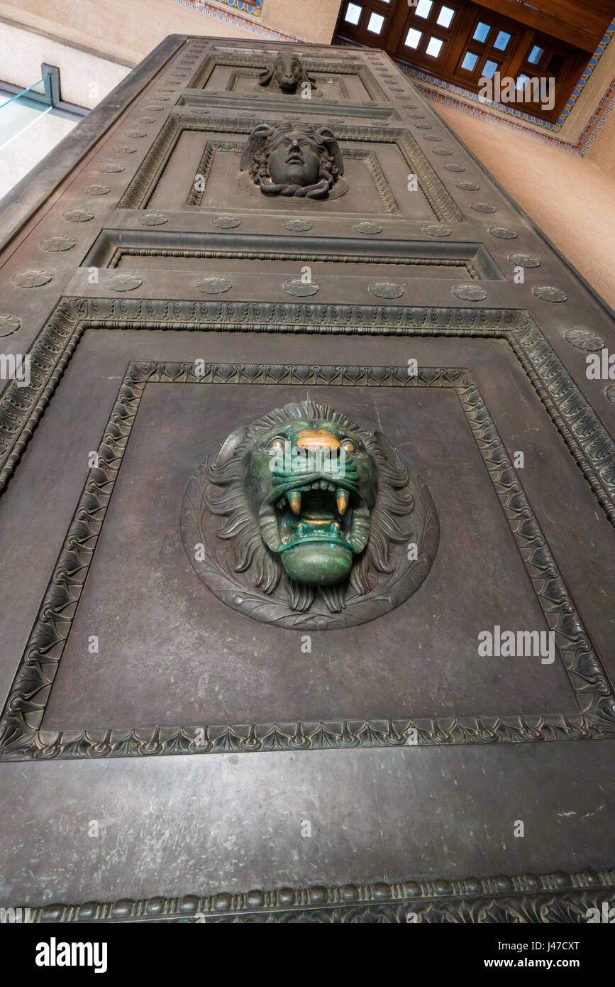 La touche de nombreux visiteurs' hands a poli la nez de ce lion de bronze sur les portes gigantesques du Parthénon, Nashville Banque D'Images