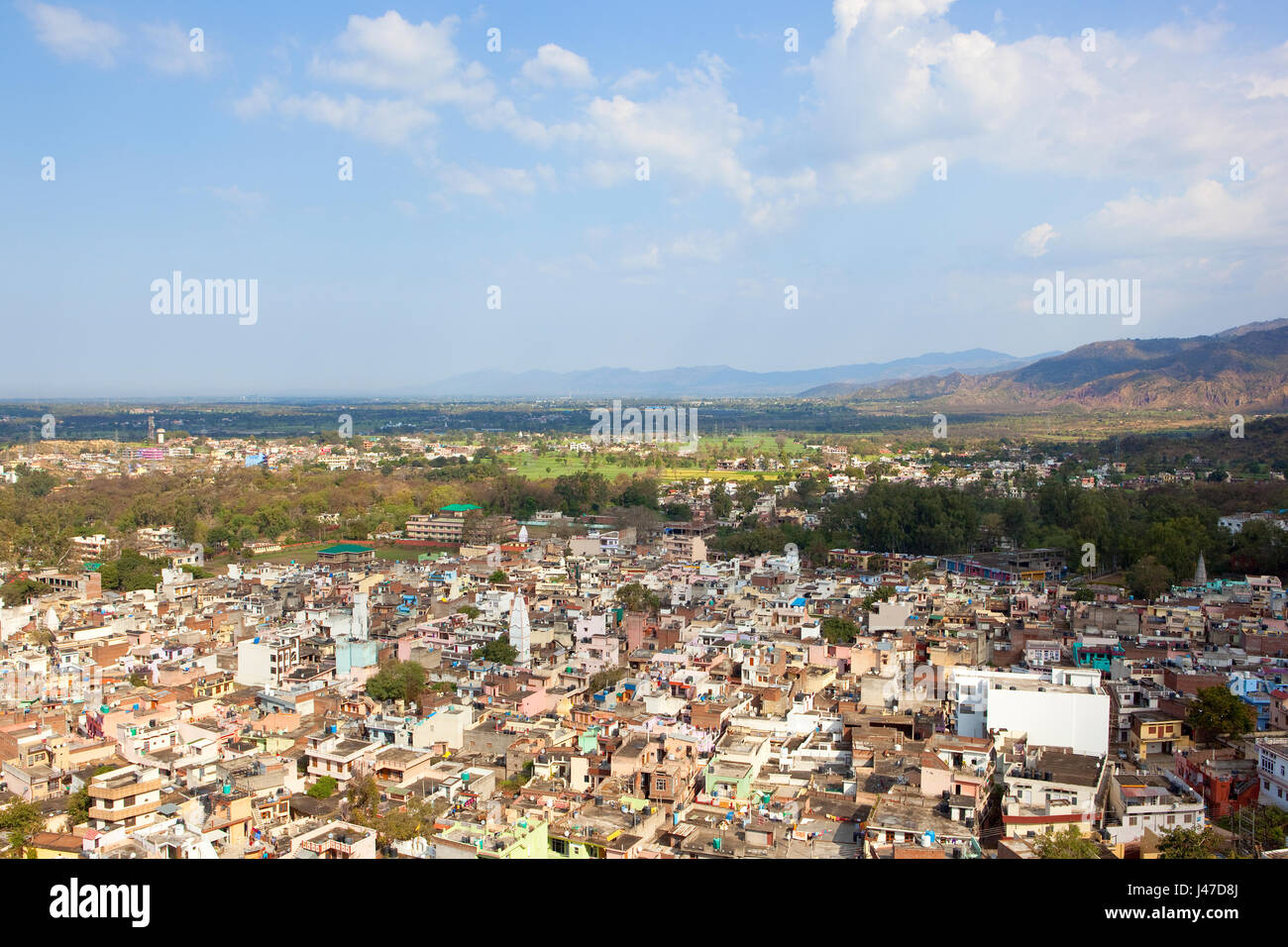 Édifices et de l'aménagement du territoire autour de nalagarh city l'Inde du nord avec les montagnes sous un ciel nuageux bleu au printemps Banque D'Images