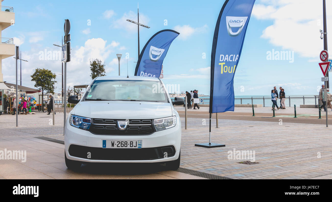 Sables d'Olonne, France - 07 mai 2017 : Tournée 2017 Dacia est une opération commerciale organisée par le constructeur automobile afin de présenter ses voitures througho Banque D'Images