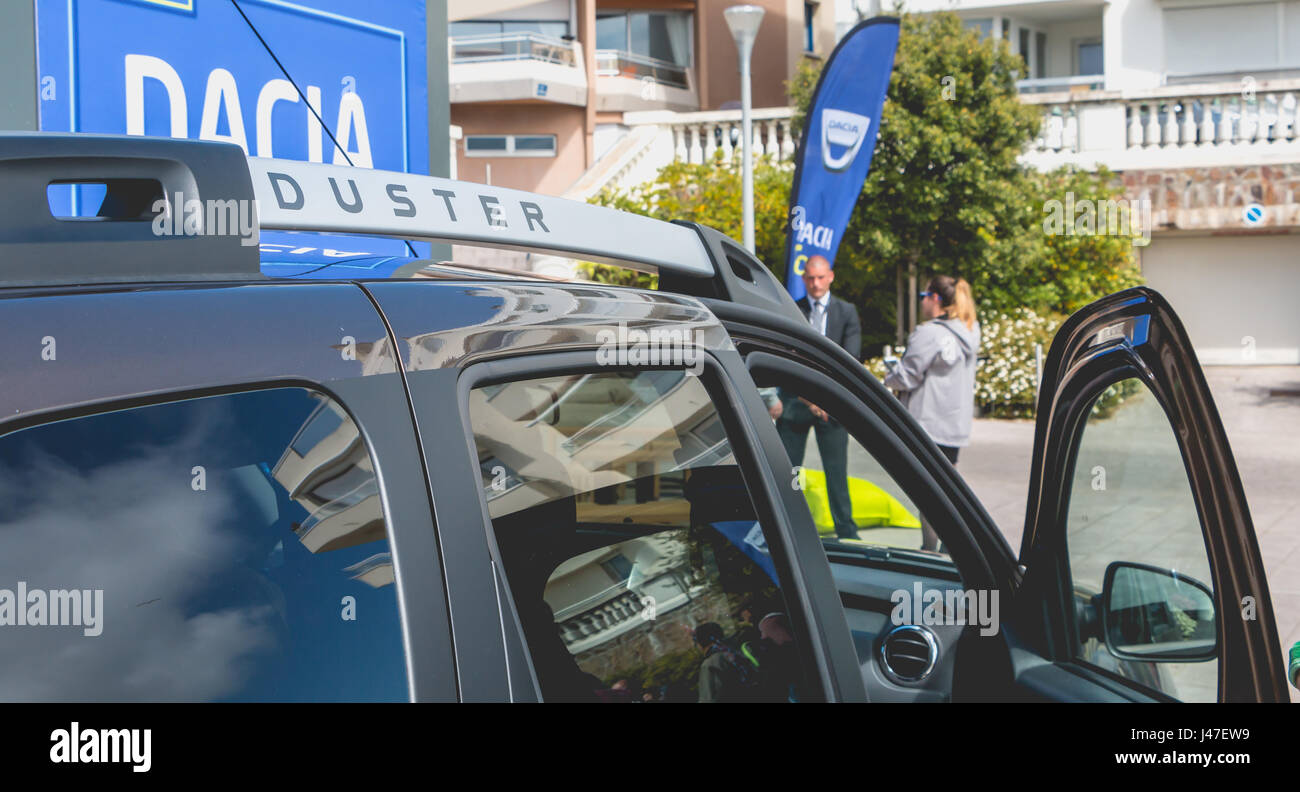 Sables d'Olonne, France - 07 mai 2017 : Tournée 2017 Dacia est une opération commerciale organisée par le constructeur automobile afin de présenter ses voitures througho Banque D'Images