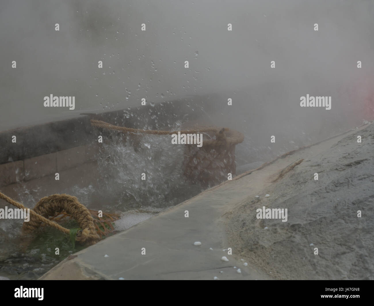La cuisson des œufs et des légumes dans l'eau de sources thermales de montagne Taiping à Taiwan Banque D'Images