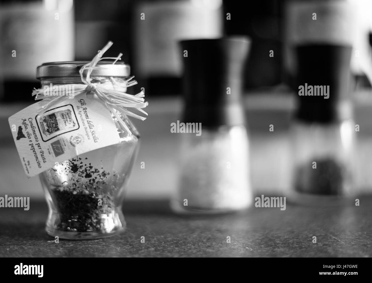 Les épices italienne originale avec quelques bouteilles de vin à l'arrière-plan Banque D'Images