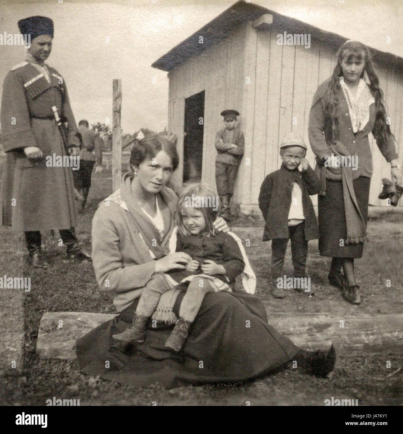 Olga et Anastasia Nikolaïevna avec enfants de paysans à Mogilev Banque D'Images