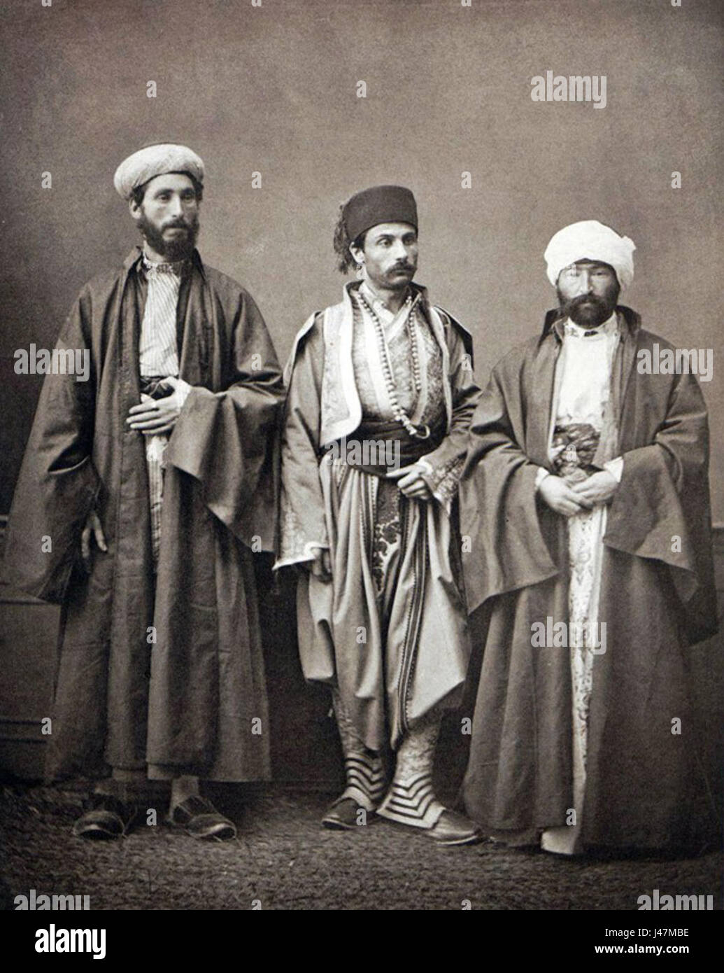 Cette image, tirée d'une publication de 1873, représente des costumes ottomans à Salonique (aujourd'hui Thessalonique, Grèce). Les costumes illustrent la mode de l'Empire ottoman, reflétant la diversité culturelle et l'influence de la région. Banque D'Images