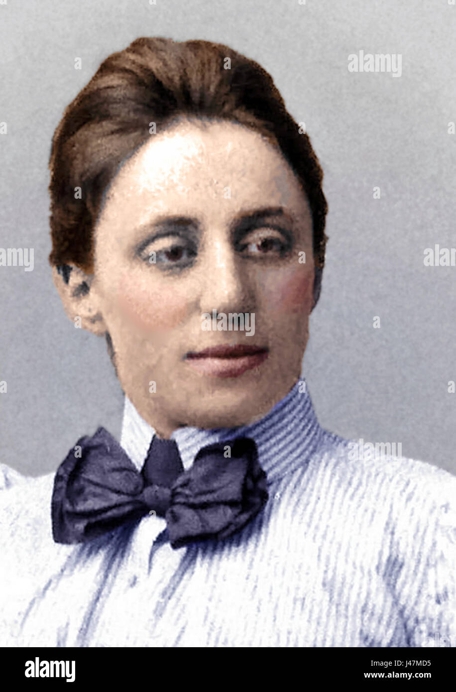 L'image fait référence à une reproduction retouchée et colorée à la main d'un portrait de la mathématicienne Emmy Noether, connue pour ses travaux révolutionnaires en algèbre abstraite et en physique théorique. Banque D'Images