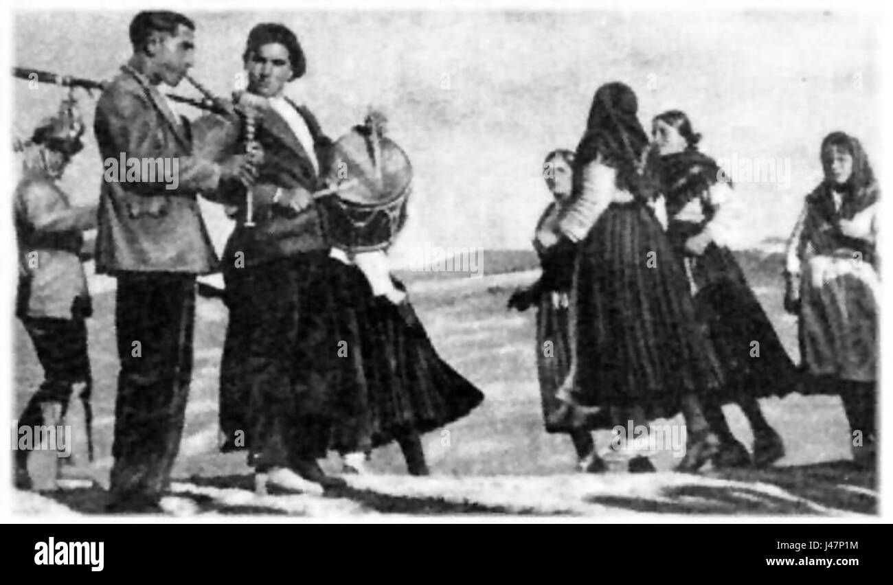 Musica tradicional corporales désigne la musique traditionnelle jouée à des fins liturgiques ou cérémonielles. Souvent liée aux rites religieux et aux pratiques culturelles, elle met en évidence le lien entre musique et rituels. Banque D'Images