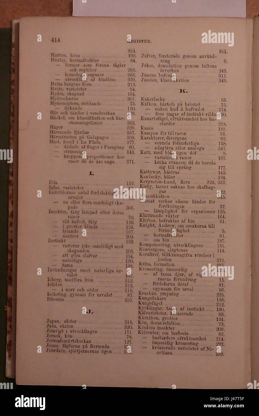 'OM arternas uppkomst' fait référence à la version suédoise de 'on the Origin of Species' de Charles Darwin. Le titre fait probablement référence à une page ou une section spécifique discutant de la théorie de l'évolution et de la sélection naturelle. Banque D'Images