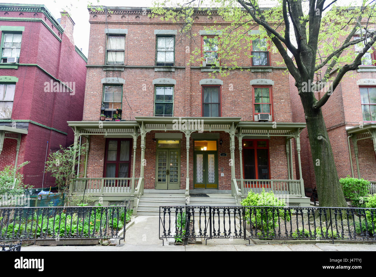 Maison sur Astor Row. Astor Row est le nom donné à 28 maisons en rangées sur le côté sud de West 130e Rue, entre la cinquième et Lenox Avenue, à Harlem Banque D'Images