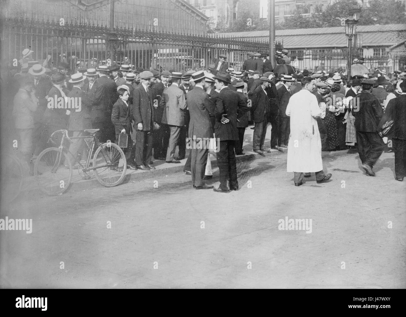 Une image représentant des réservistes au départ de la gare de l'est à Paris, possiblement en période de mobilisation militaire, soulignant le rôle du transport dans la logistique de guerre. Banque D'Images