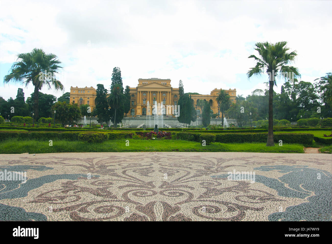 Le *Museu do Ipiranga* à *SÃ£o Paulo*, Brésil, est un musée historique qui abrite des artefacts importants datant de l’époque de l’indépendance de Brazilâ™s. C'est une institution culturelle clé du pays, offrant un aperçu de l'histoire et du patrimoine du Brésil. Banque D'Images