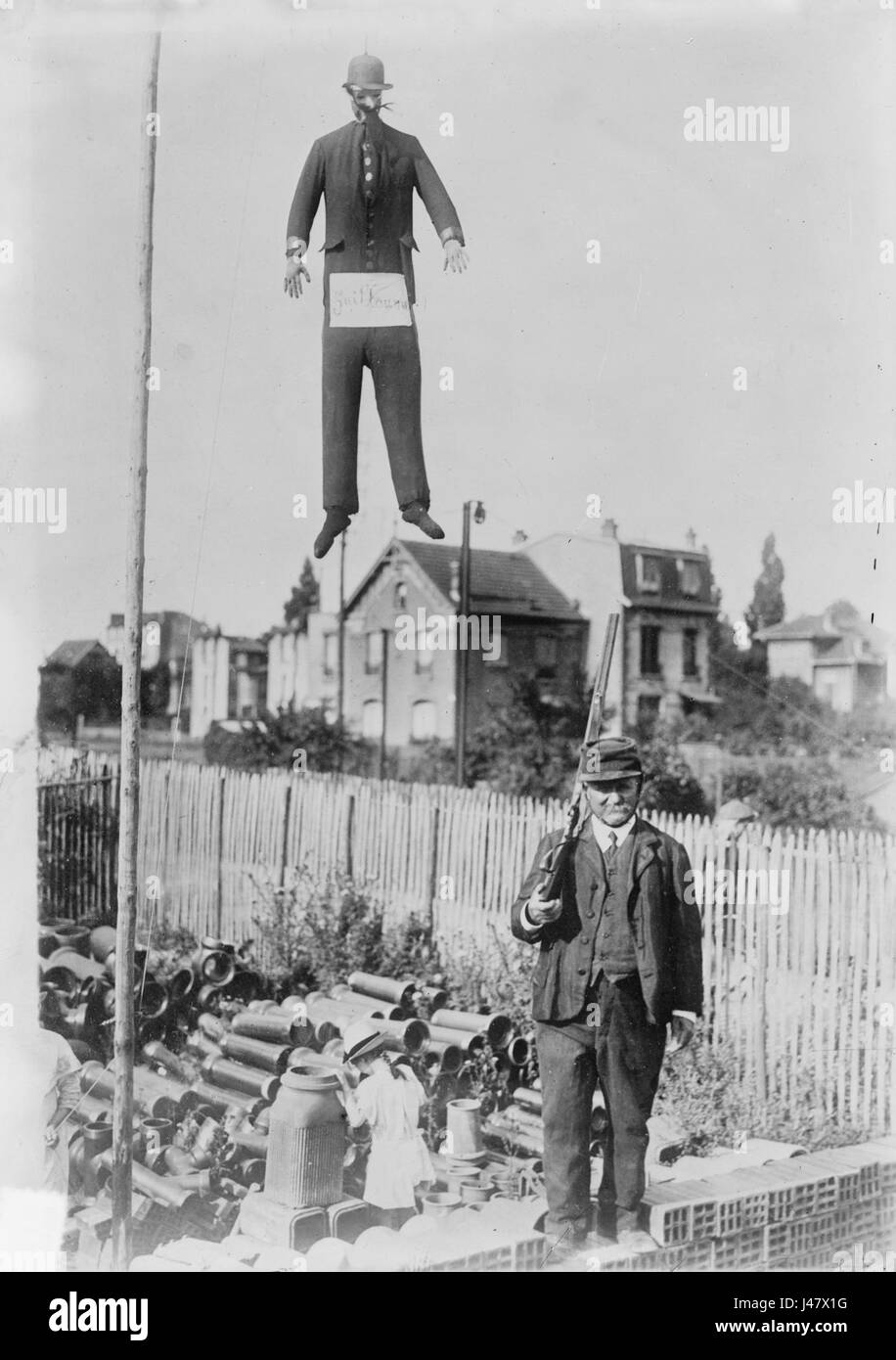 Cette image historique représente une effigie de l'empereur Guillaume, probablement créée pendant la période du sentiment anti-allemand. L'effigie faisait partie d'une manifestation politique à Paris, symbolisant l'opposition publique. Banque D'Images